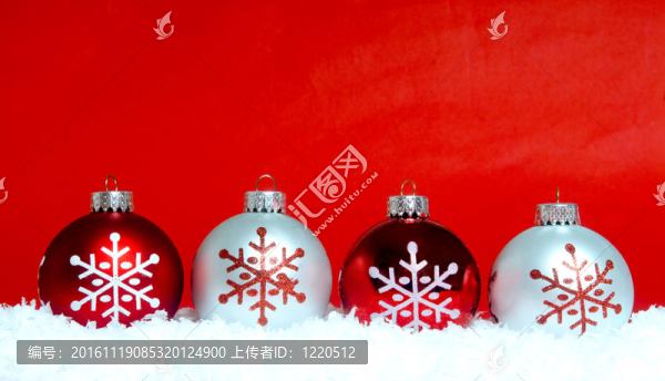 雪上的圣誕飾品