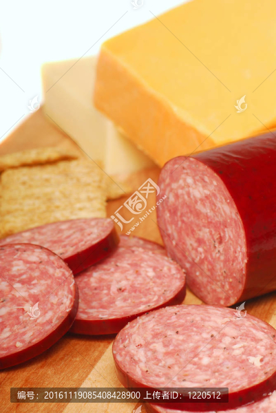用奶酪和餅干意大利臘腸