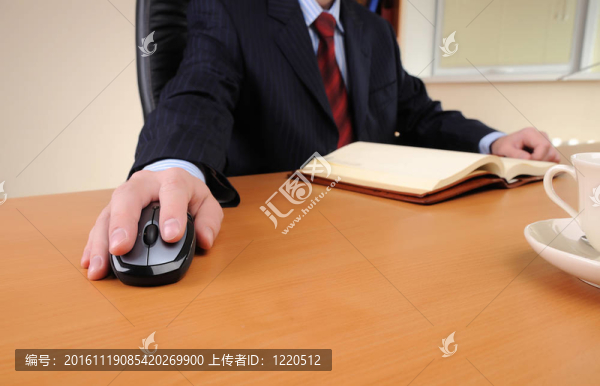年輕的商人在一間辦公室工作
