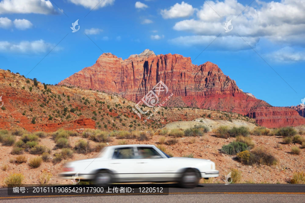 一輛白色的汽車高速通行