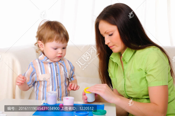媽媽和兒子一起玩的開心