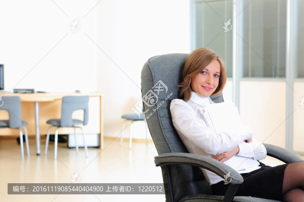 在他的辦公室里的年輕女孩