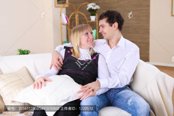 年輕夫婦在家里