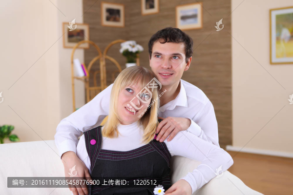年輕夫婦在家里