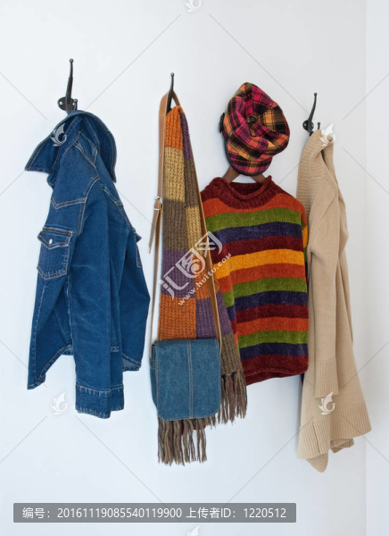 多彩的衣服上的外套掛鉤