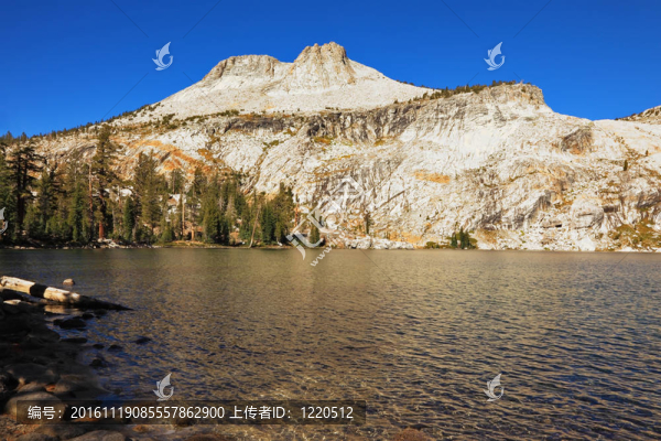 山上的湖