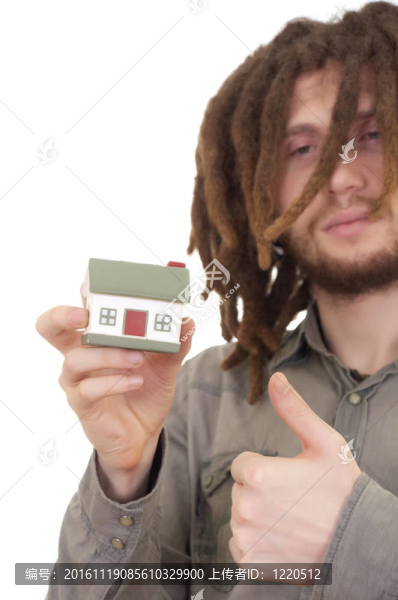 手里拿著一個(gè)小房子的人