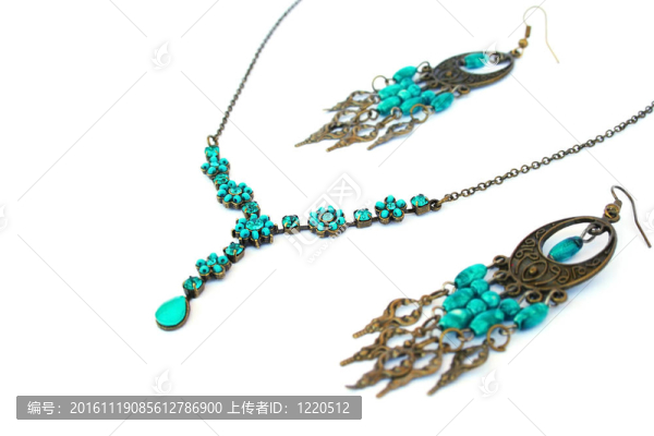 項鏈和耳環(huán)