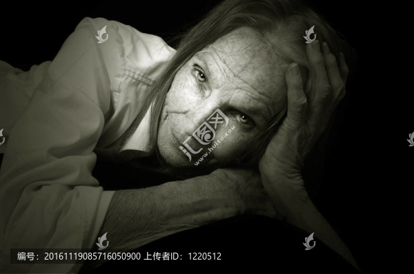 斜躺的女人