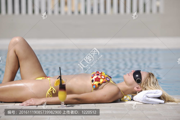 美麗的女人在游泳池放松