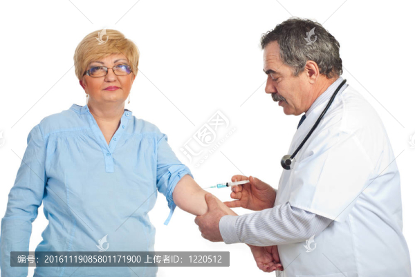成熟的醫(yī)生疫苗患者女人