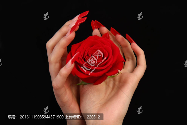 長(zhǎng)指甲的手指