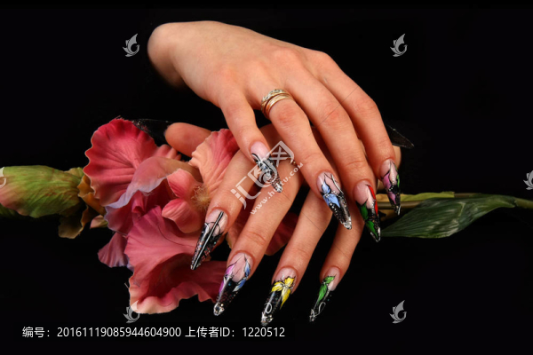 長指甲的手指