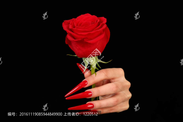 長(zhǎng)指甲的手指