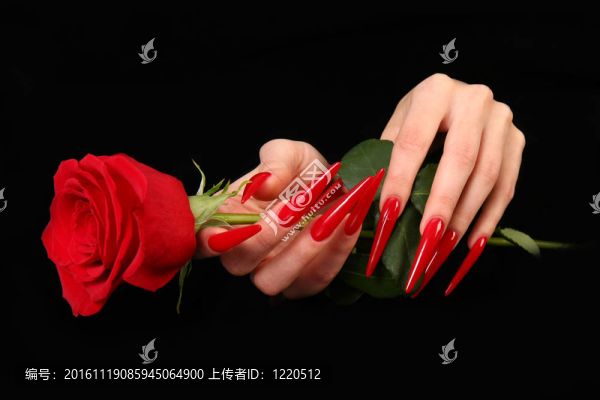 長(zhǎng)指甲的手指