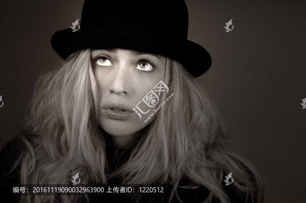 戴帽子的女人