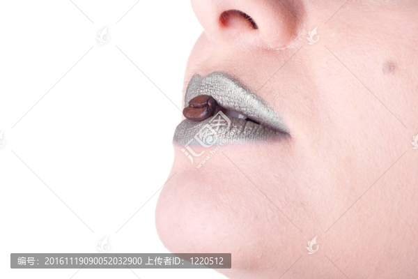 女性的嘴唇綠色化妝和咖啡種子特寫肖像