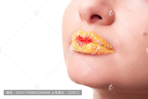 特寫(xiě)工作室肖像女的嘴唇和明亮的黃色口紅灑上紅色的心