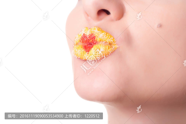 特寫工作室肖像女的嘴唇和明亮的黃色口紅灑上紅色的心