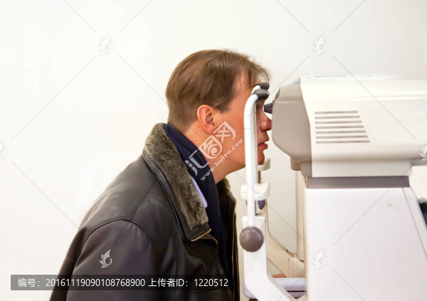 病人在眼科