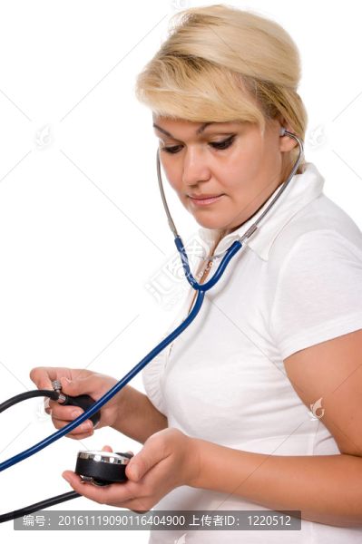 醫(yī)生用聽診器的女人