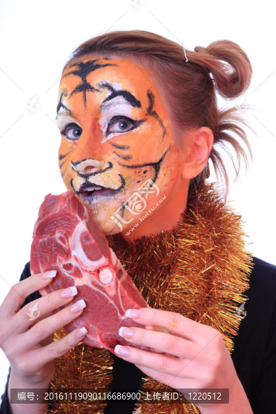 女孩虎與一塊生肉。