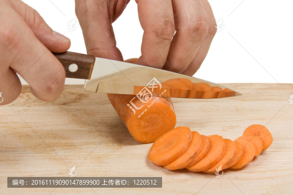在船上切胡蘿卜