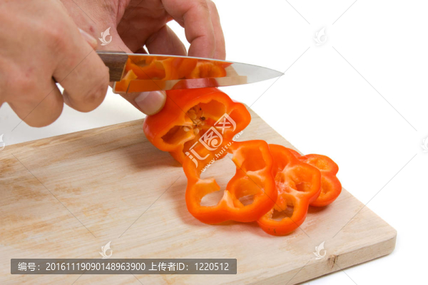 在船上切胡椒