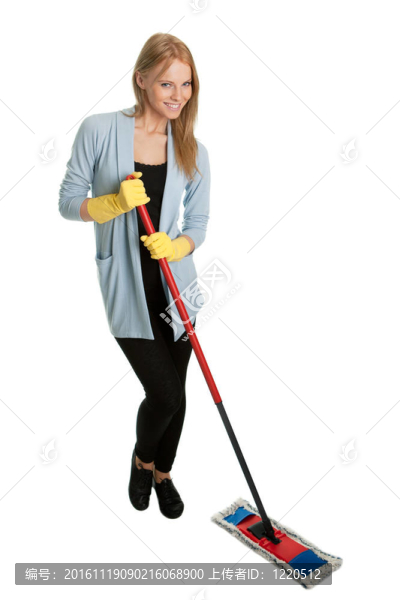 快樂(lè)的女人在打掃的時(shí)候開(kāi)心