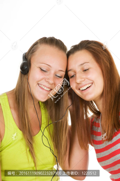 兩個十幾歲的女孩聽音樂