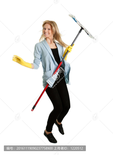 興奮的女人在清潔時玩得很開心