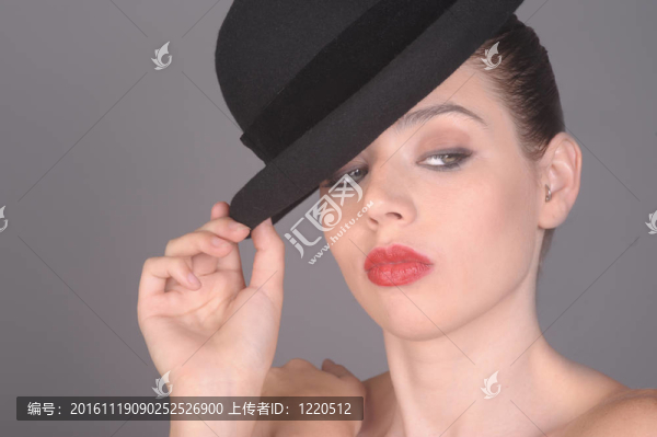 戴帽子的女人