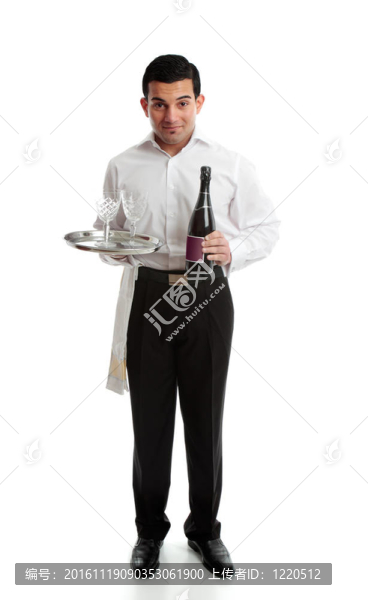 微笑的侍者或仆人用酒杯和酒杯