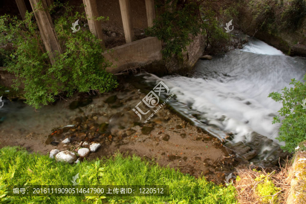 瀑布與石頭