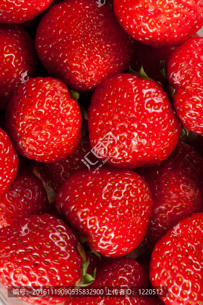 白色的成熟的草莓