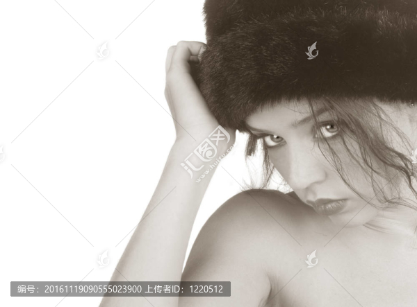 戴帽子的女人