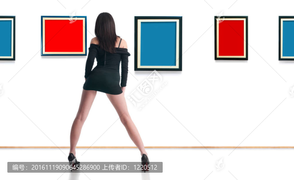 女人在畫廊-匯圖網(wǎng) www.fosd68.com 女人在畫廊