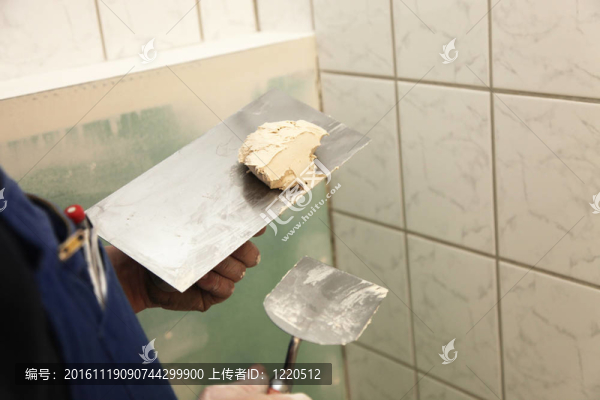 泥刀貼膏藥是握在手中。