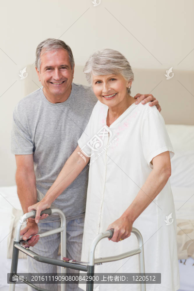 男人幫妻子走