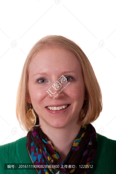 漂亮的年輕金發(fā)女孩穿著綠色上衣和圍巾微笑