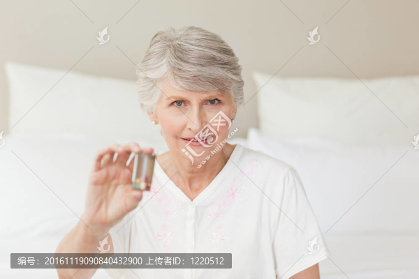 年長(zhǎng)的女人看著相機(jī)