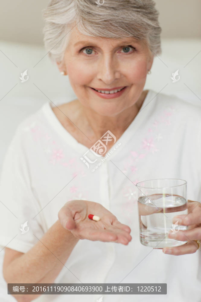 年長的女人看著相機