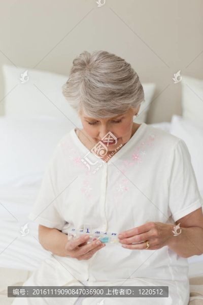 生病的老太太服用她的藥丸