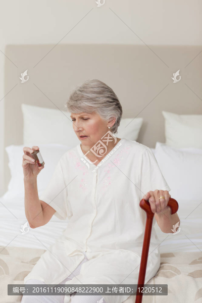 生病的老太太服用她的藥丸