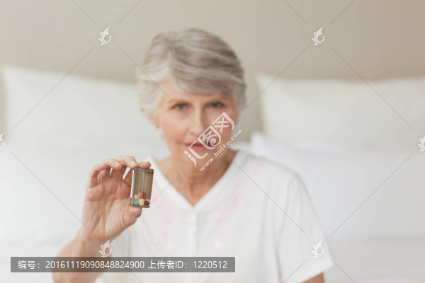 年長的女人看著相機(jī)