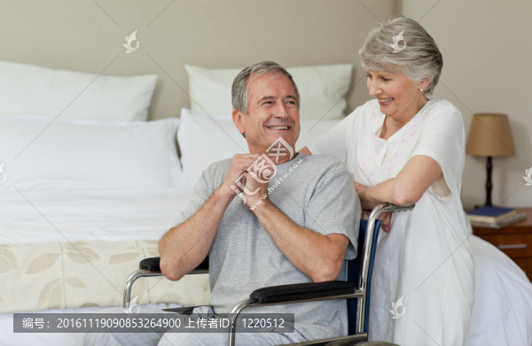 在他們的臥室里的成熟的夫婦
