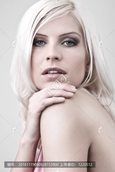 美麗的金發(fā)女孩-匯圖網(wǎng) www.fosd68.com 美麗的金發(fā)女孩