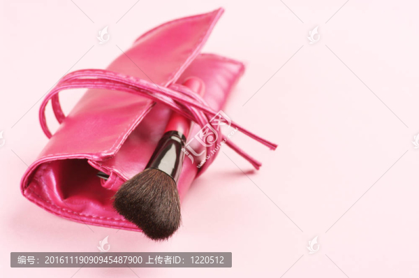 帶有刷子的化妝包