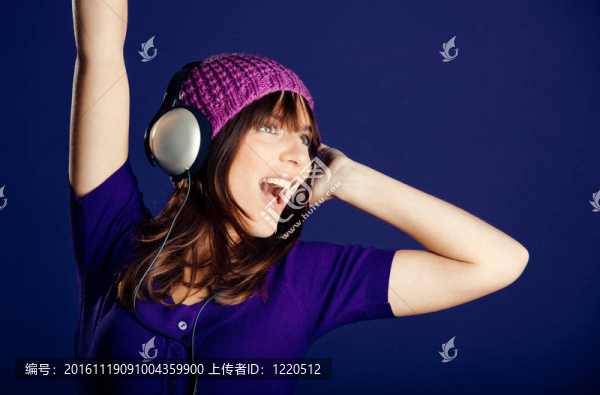 美麗的女人聽音樂