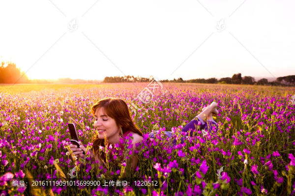 女孩在談?wù)撌謾C(jī)